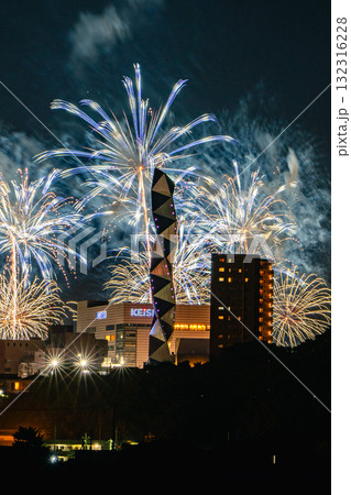 水戸偕楽園花火大会の夜空を彩る大輪の花 132316228
