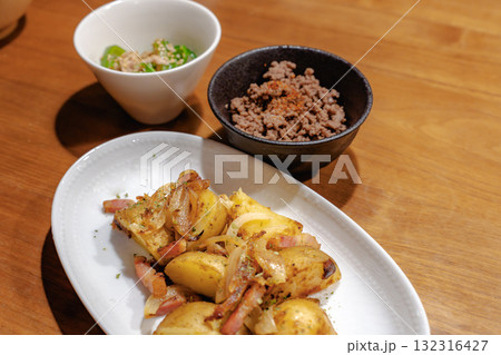ベーコンとじゃがいものソテーをメインにした家庭的な夕食 132316427