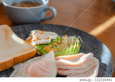 アボカドとモッツァレラチーズ、目玉焼きを添えた洋風の朝食 132316441