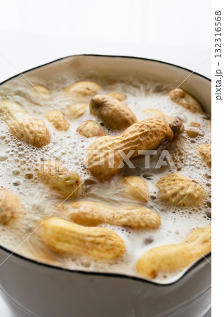 ゆで落花生 生落花生を鍋で茹でる ゆで落花生 生落花生を鍋で茹でる 132316568