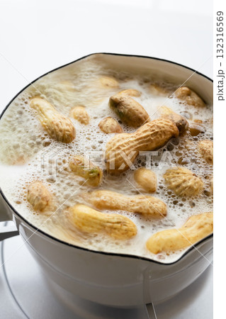 ゆで落花生 生落花生を鍋で茹でる ゆで落花生 生落花生を鍋で茹でる 132316569