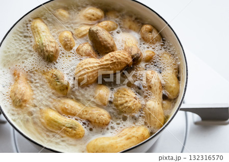 ゆで落花生　生落花生を鍋で茹でる 132316570