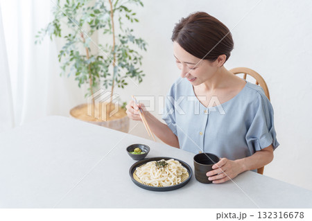 ざるうどんを食べる女性 132316678