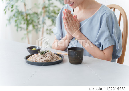 ざるそばを食べる女性 132316682