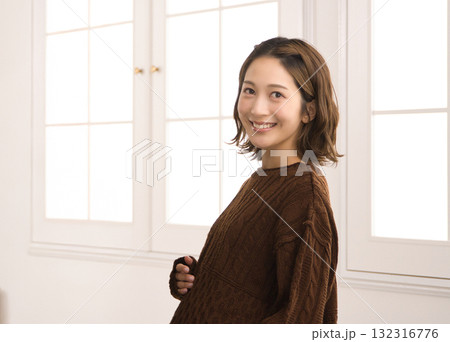 窓際に立つ妊婦 132316776