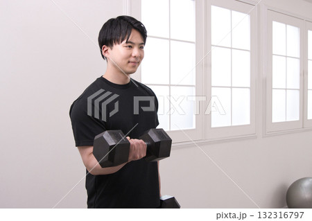 ダンベルで筋トレをする20代男性 132316797