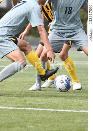 ドリブルするサッカー選手 132317066