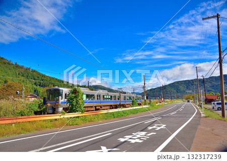 《滋賀県》長浜市余呉町を走るJR北陸線の電車 132317239