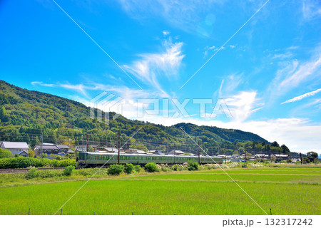 《滋賀県》長浜市余呉町を走るJR北陸線の電車 132317242