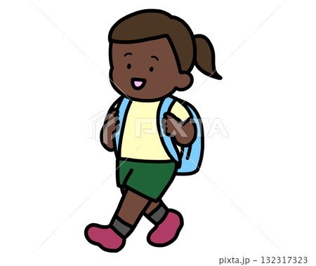 歩いて帰る黒人の女の子 132317323