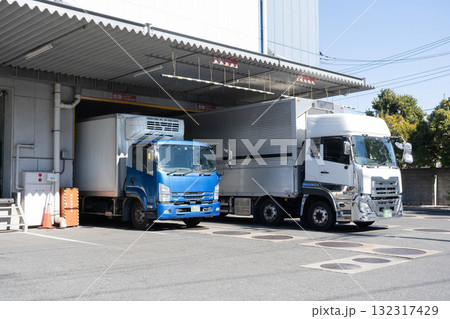 物流倉庫の積み下ろし場とトラック2台 132317429