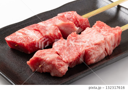 ［国産牛］牛もも肉串（トモサンカク） 132317616