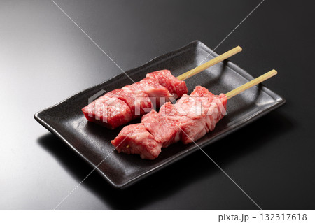 ［国産牛］牛もも肉串（トモサンカク） 132317618