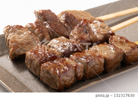 ［国産牛］牛もも肉串（トモサンカク） 132317630