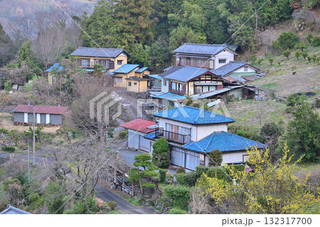 早春の里山の集落　東秩父村 132317700