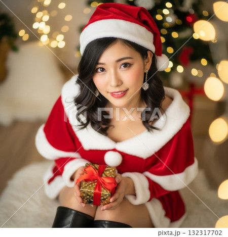 クリスマスパーティーを楽しむ若い女性 132317702