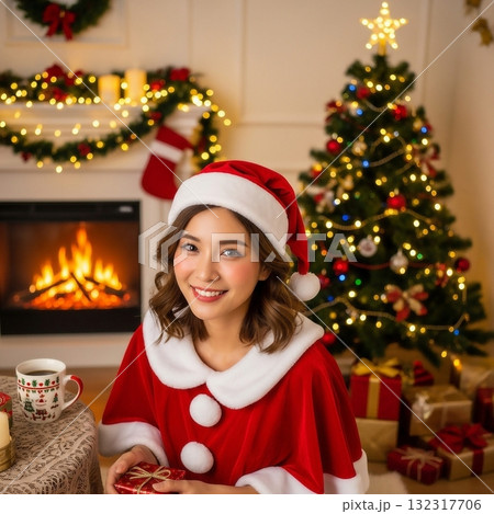 クリスマスパーティーを楽しむ女性 クリスマスパーティーを楽しむ女性 132317706