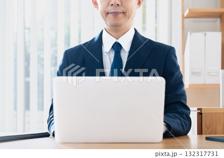 書類にサインするビジネスマン 書類にサインするビジネスマン 132317731