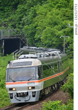 坂祝カーブを行くキハ85系特急ひだ 132317753