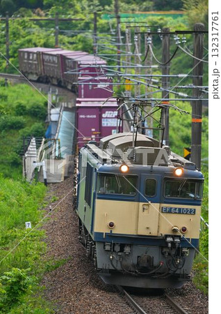コンテナをけん引する国鉄EF64電気機関車1022号機 132317761