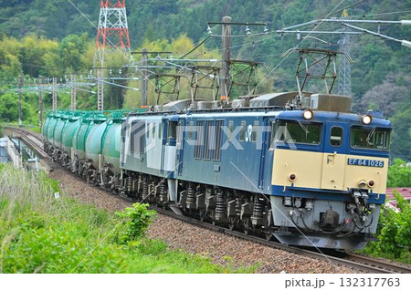 中央線伊奈川を行く国鉄EF64電気機関車1026号機 132317763