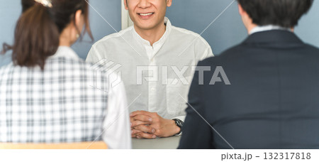 受付,商談をする男性客と男女のビジネスマン 受付,商談をする男性客と男女のビジネスマン 132317818