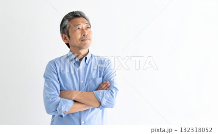 《AI画像》腕を組んで考え事をするシニア男性 132318052