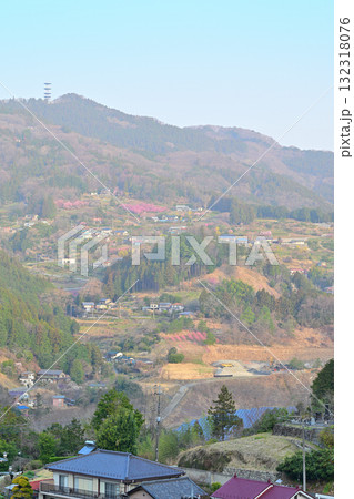 花桃の里 春霞かかる里山 斜面に建つ民家 東秩父村 花桃の里 春霞かかる里山 斜面に建つ民家 東秩父村 132318076