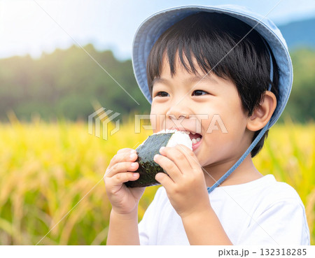 田んぼの中でおにぎりを頬張る笑顔の男の子 新米・自然・食育のイメージ 田んぼの中でおにぎりを頬張る笑顔の男の子 新米・自然・食育のイメージ 132318285