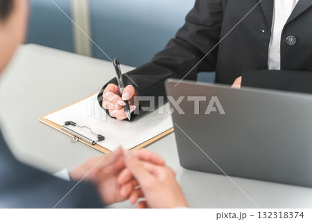 打ち合わせ,商談,カウンセリングでメモを取るビジネスウーマンの手元 132318374
