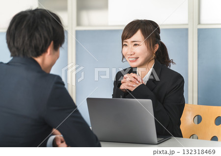 面談・面接・人事評価・打ち合わせをする管理職のビジネスウーマンと若いビジネスマン 面談・面接・人事評価・打ち合わせをする管理職のビジネスウーマンと若いビジネスマン 132318469