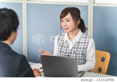 接客・顧客対応する受付,事務員の女性と顧客の男性 132318766