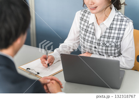 接客・顧客対応する受付,事務員の女性と顧客の男性 接客・顧客対応する受付,事務員の女性と顧客の男性 132318767