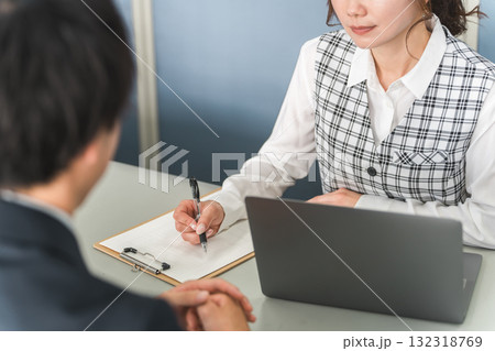 接客・顧客対応する受付,事務員の女性と顧客の男性 132318769