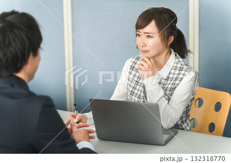 接客・顧客対応する受付,事務員の女性と顧客の男性 接客・顧客対応する受付,事務員の女性と顧客の男性 132318770