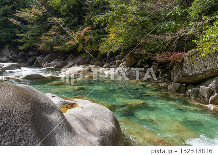 ターコイズブルーの川 132318816