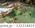 透明度の高い川の水面 132318819