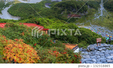 北アルプス　秋の涸沢カール　テント場の風景 132318865