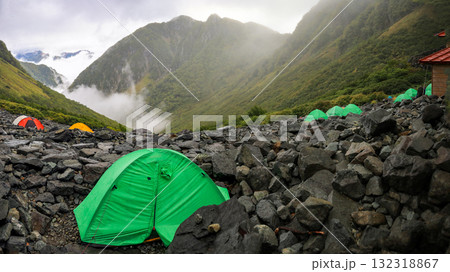 北アルプス　秋の涸沢カール　テント場と横尾谷 132318867