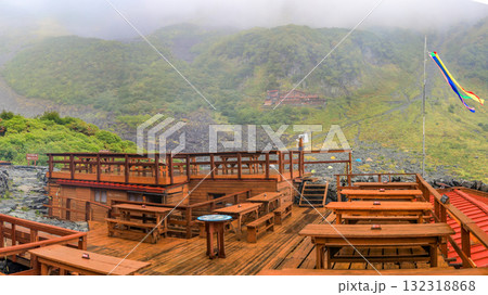 北アルプス　秋の涸沢カール　涸沢ヒュッテの雨に濡れたテラス 132318868
