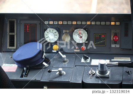 ローカル線・観光列車・キハ72系気動車の運転室 ローカル線・観光列車・キハ72系気動車の運転室 132319034