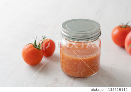 トマトとビンに入ったトマト麹 トマトとビンに入ったトマト麹 132319112