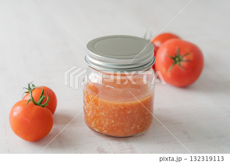 トマトとビンに入ったトマト麹 132319113