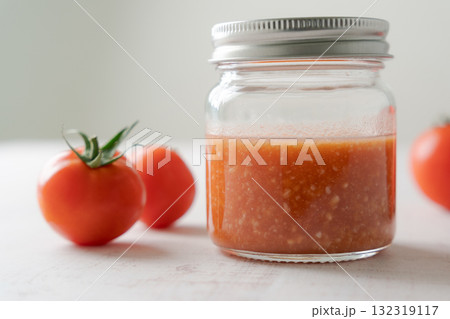 トマトとビンに入ったトマト麹 トマトとビンに入ったトマト麹 132319117