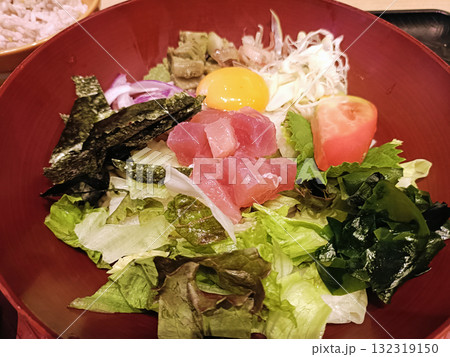 鮮やかな海鮮サラダ 132319150