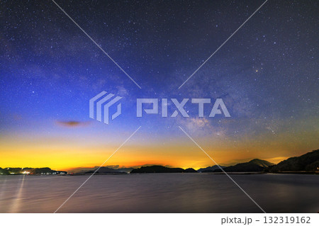 瀬戸内の冬の星景色　薄明の空に昇る天の川 132319162