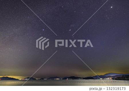瀬戸内の冬の星景色　オリオン座と冬の天の川 132319173