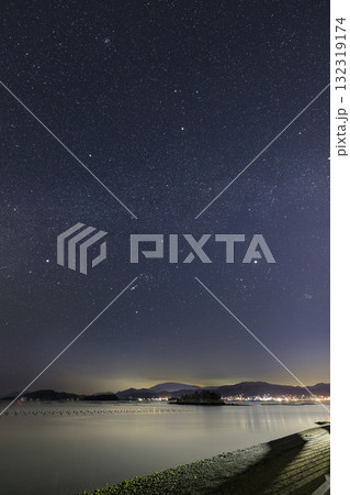 瀬戸内の冬の星景色 オリオン座と冬のダイヤモンド 瀬戸内の冬の星景色 オリオン座と冬のダイヤモンド 132319174