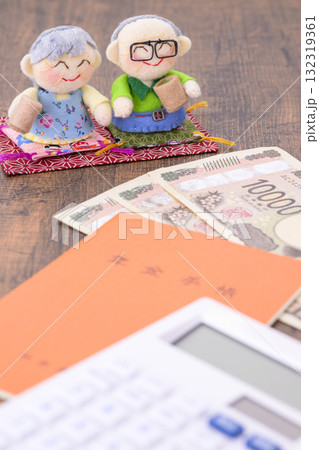 ご年配の夫婦と年金手帳(+お金) ご年配の夫婦と年金手帳(+お金) 132319361