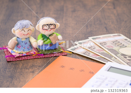 ご年配の夫婦と年金手帳（+お金） 132319363